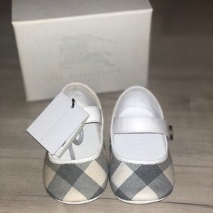 Burberry children shoes size 19